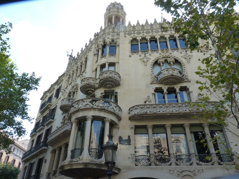 réalisations de l'architecte catalan Antoni Gaudí -Barcelone (17) (Personnalisé).JPG