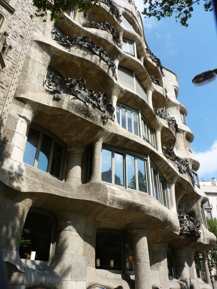 réalisations de l'architecte catalan Antoni Gaudí -Barcelone (1) (Personnalisé).JPG